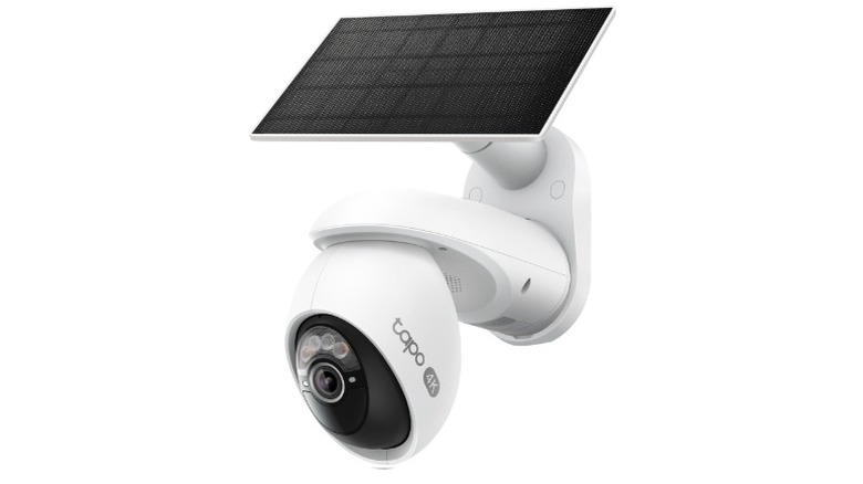 A product render of the TP-Link Outdoor Camera C660 with its solar panel attached to it.