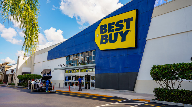 The front entrance to a Best Buy electronics store.