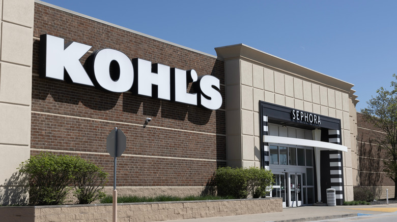 The front entrance to a Kohl's department store.