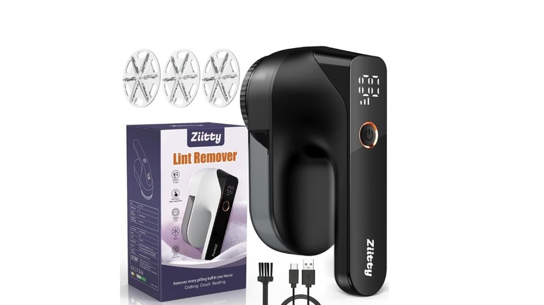 The Ziitty lint remover alongside the package it comes in