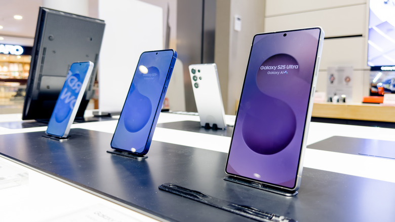 Galaxy S25 series on display in a store.