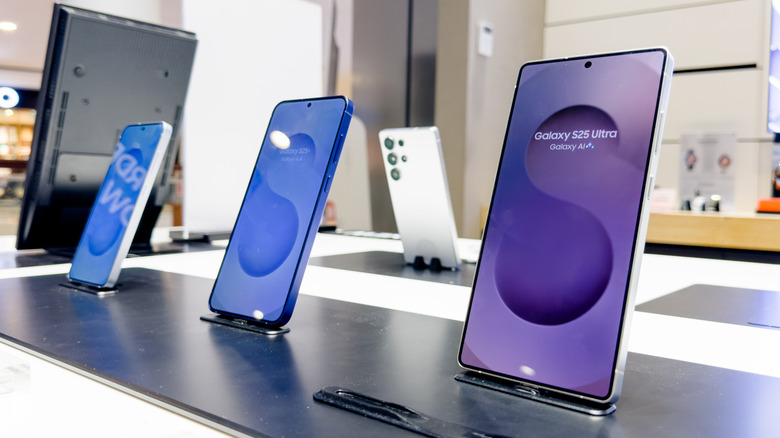 Galaxy S25 series phones on a storefront display