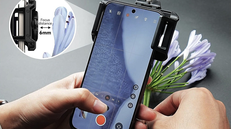 A phoo demonstrating the focus distance of the Apexel 3-in-1 PhoneMicro 5 Clip-On Microscope Lens.