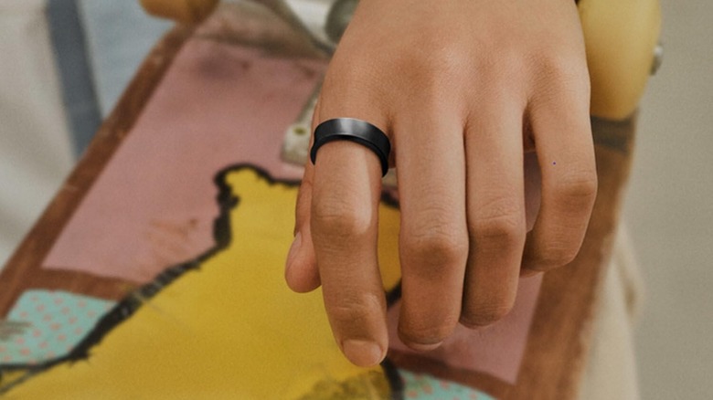 A black Samsung Galaxy Ring worn on a skateboarder's finger.