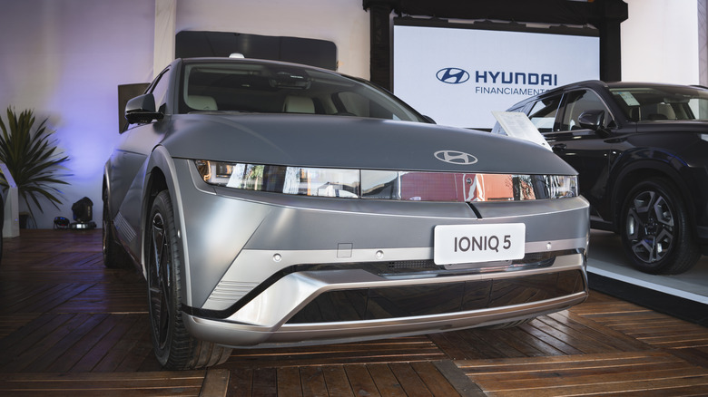 The front of a gray Hyndai Ioniq 5 on a showroom floor.
