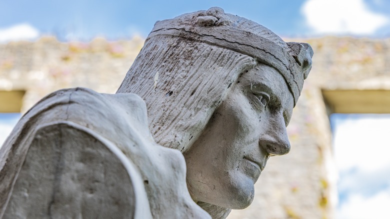 A stone statue of King Richard III