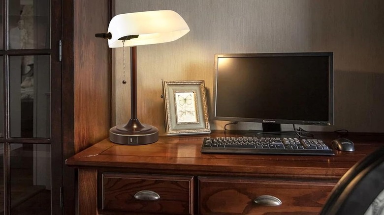 Ejaixin banker's-style lamp on a desk in an office