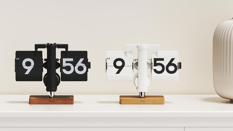 Mooas vintage desk clock with flip cards in multiple styles
