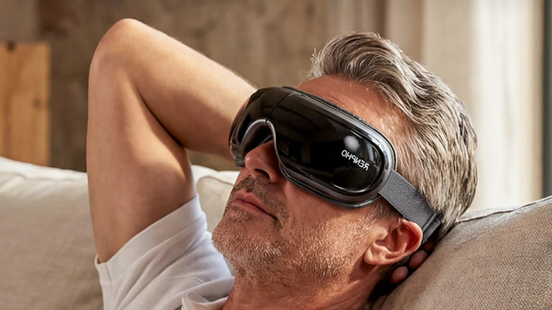 A person wearing the Renpho Eyeris 3 Eye Massager