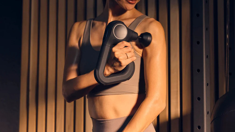 A person using the Therabody Theragun Prime on their shoulder