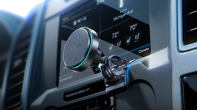 The Lisen 2E7179 MagSafe car mount charger installed in a vehicle.