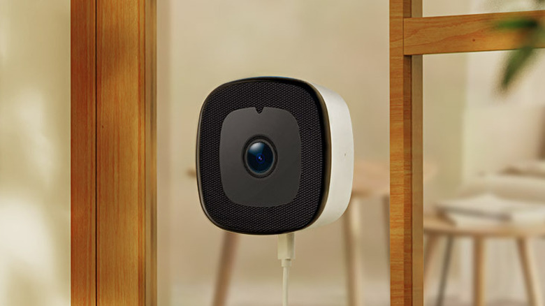 The Girafit W150W attached to a window.