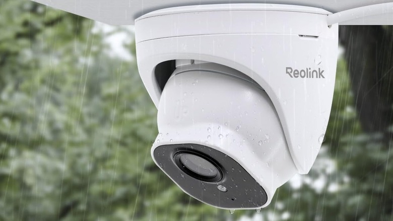 The Reolink RLC-520A outdoors, getting wet by rain.