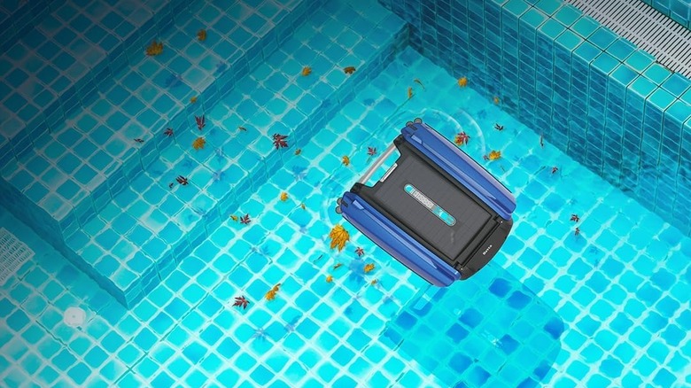 The Betta SE pool skimmer cleaning the surface of a swimming pool.