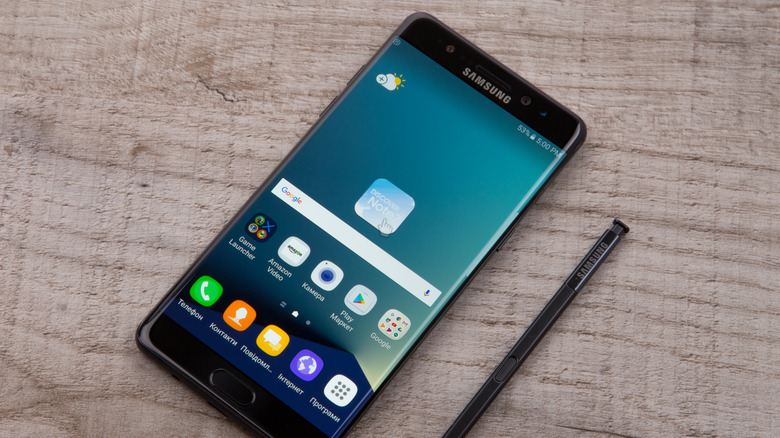 An image of a Samsung Galaxy Note 7 lying on a table with the S-Pen next to it.