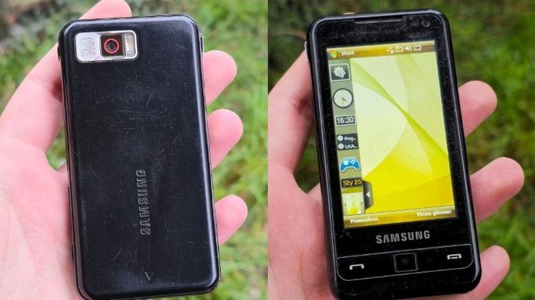Two side-by-side images of a person holding up the Samsung i900 Omnia Windows phone. The left image shows the back of the phone while the right image shows the front.