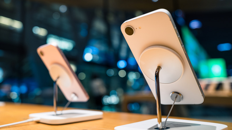 Two iPhone 17e models on a desk.