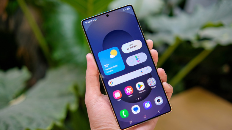Someone holding a Samsung Galaxy S25