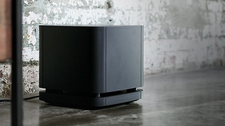 Bose 500 placed on a gray floor.