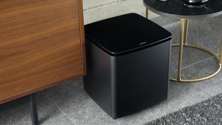 Bose 700 placed between a wooden table and a small round table.