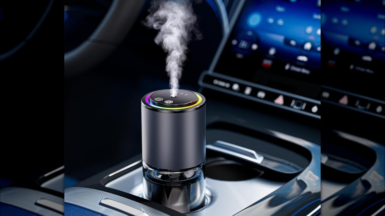 Car freshener difusing fragrance mist