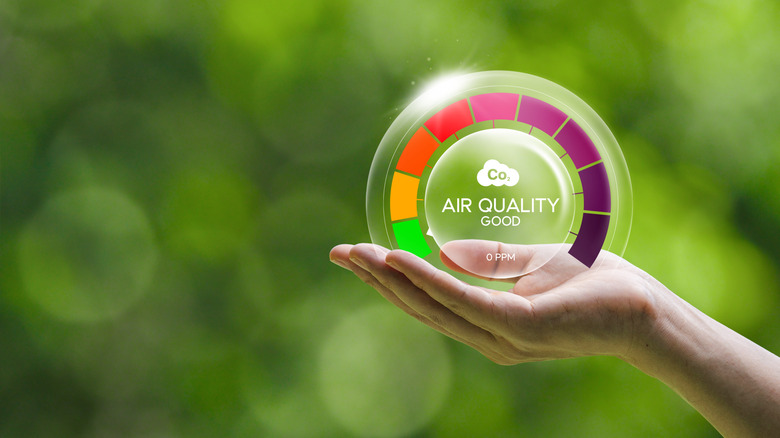 Illustration of an air quality monitor displaying good indoor air quality levels.