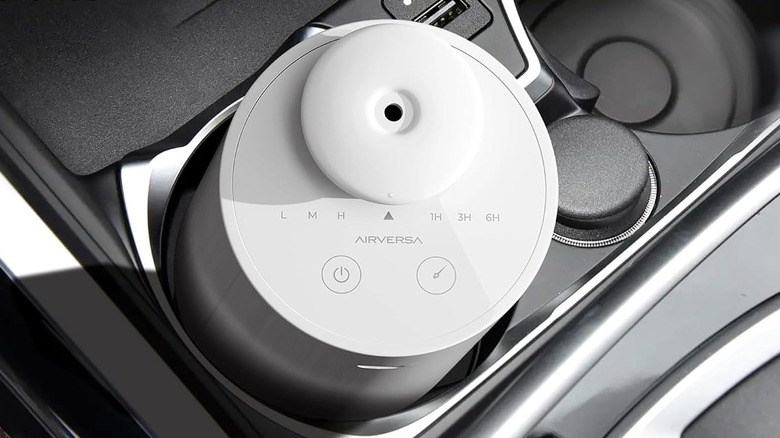 The Airversa AN6 waterless diffuser in a vehicle.
