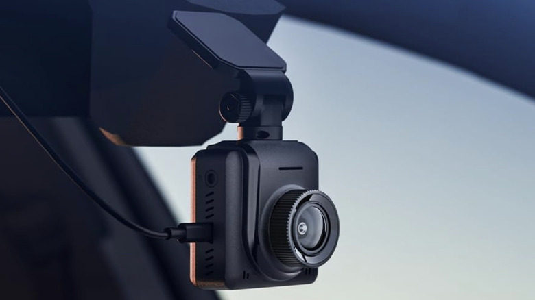 Avylet 2K dash cam installed inside a car