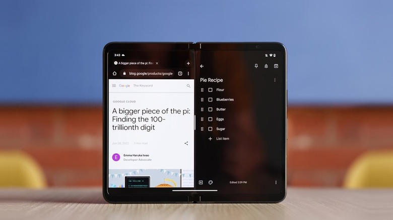 Using split-screen mode with a blog on the left and a checklist on the right of a Google Pixel Fold