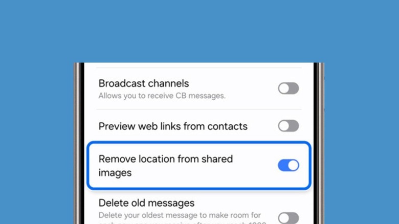 A screenshot highlighting the remove location from shared images feature for the Samsung Messages app.