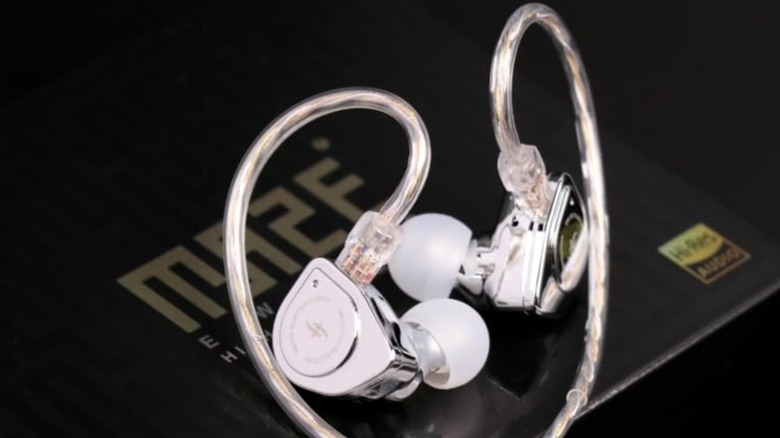The Simgot EW200 in-ear headphones on top of their box.