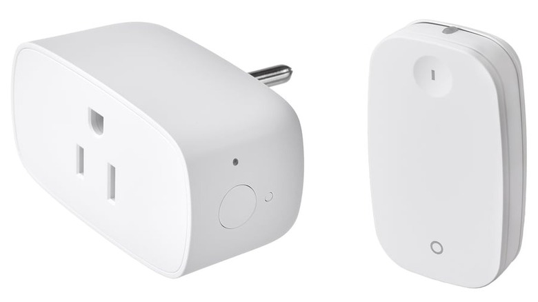 Tretakt Plug and remote control product displayed