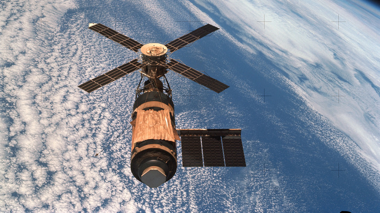 Photo of Skylab Orbital Workshop taken from space, Earth is visible behind the station.