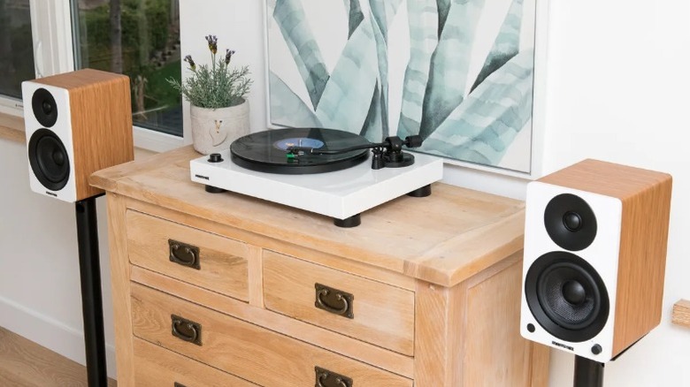Fluance Ai41 Bookshelf Speakers connected to a turntable.