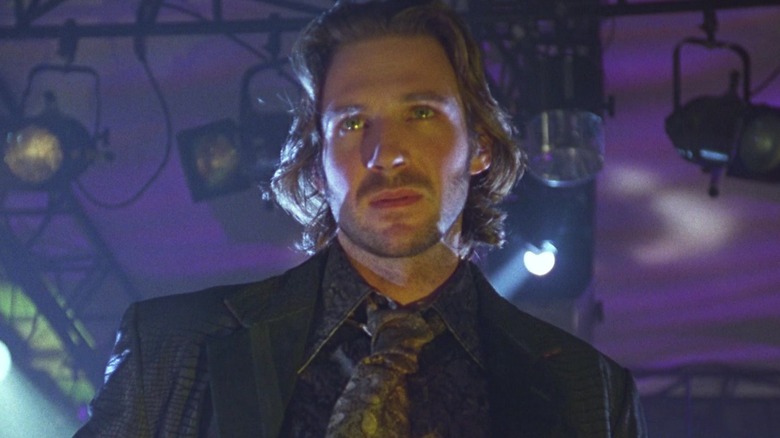Ralph Feinnes as Lenny wearing a suit in Strange Days