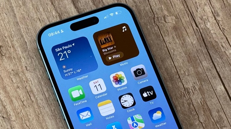 iPhone 16's Home Screen on iOS 18