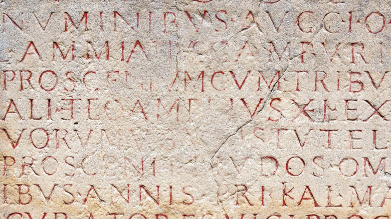 Antigua tableta de piedra romana con inscripción latina.