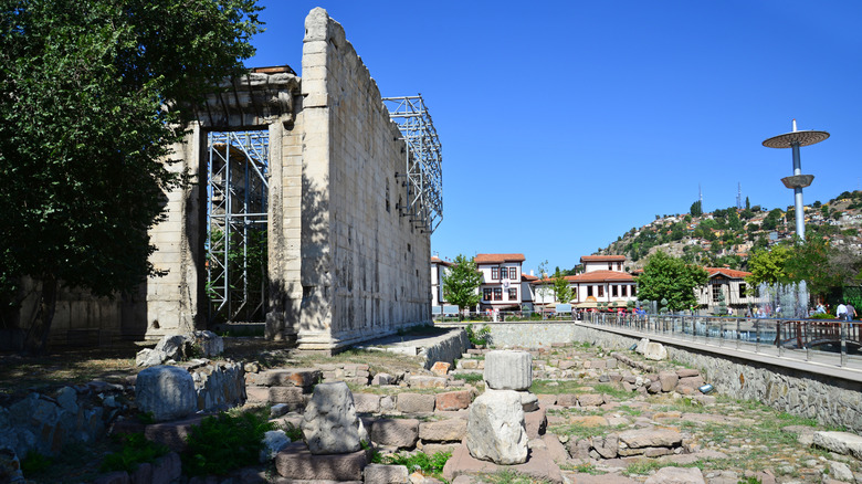 Templo de Augusto; Ubicado en el distrito de Altindag de Ankara, justo al lado de la mezquita Haci Bayram.