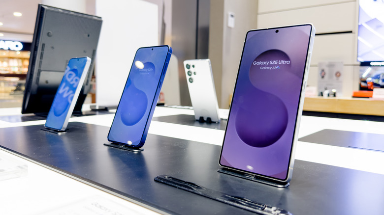 Samsung Galaxy S25 series phones on display at a store
