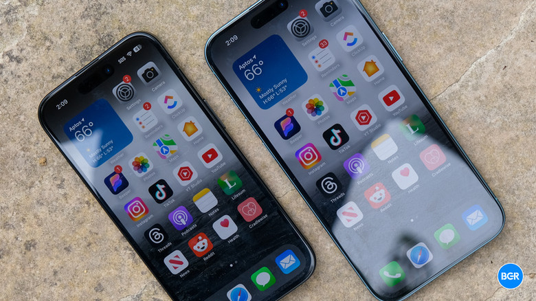 Two iPhone 16 Pro models side by side.