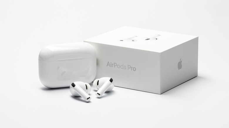 AirPods Pro 3: Retail box, charging case, and earbuds.