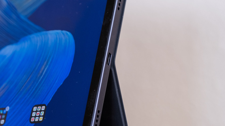 Amazon Alexa Tablet 12 Pro USB-C port
