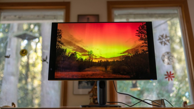 A photo of the aurora borealis on the Alienware AW3226Q.