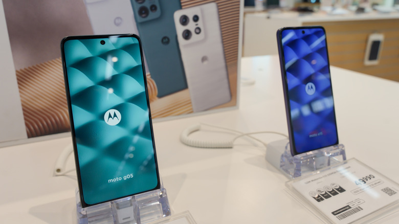 Motorola Moto G devices on display in store.