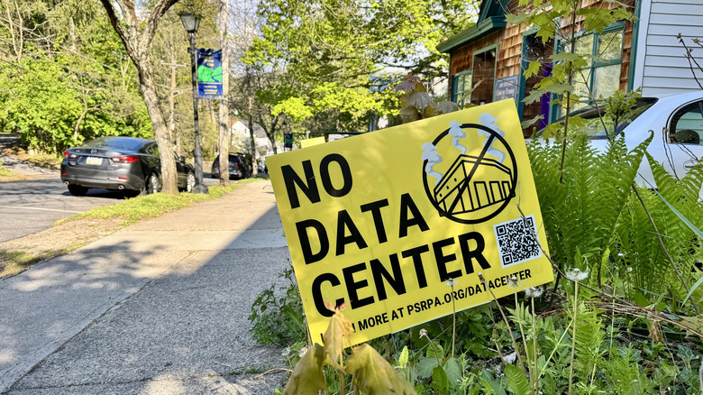 A "no data center" protest sign in someone's yard