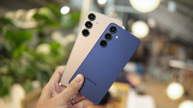 The Galaxy S25 and Galaxy S25 Plus handsets in hand.