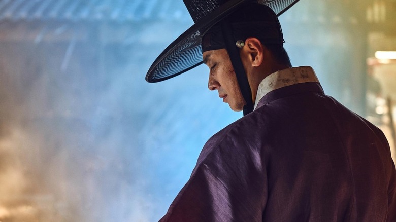 Ju Ji-hoon as Lee Chang looking down in Kingdom