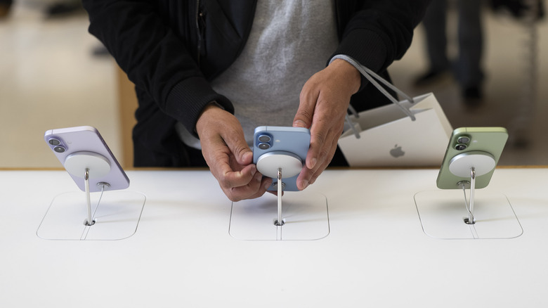 iPhone 18 colors displayed in an Apple Store