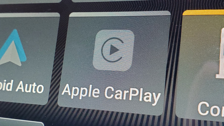 Android Auto and Apple Carplay tiles on a center car screen