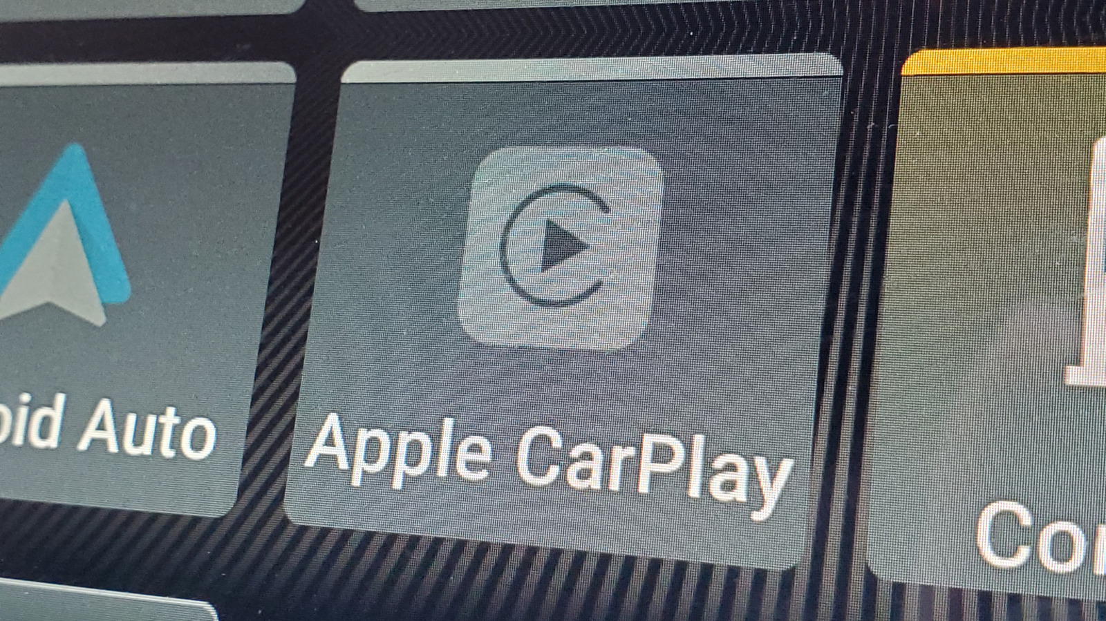 Android Auto And Apple CarPlay Owners Can Use This Universal USB Gadget – BGR